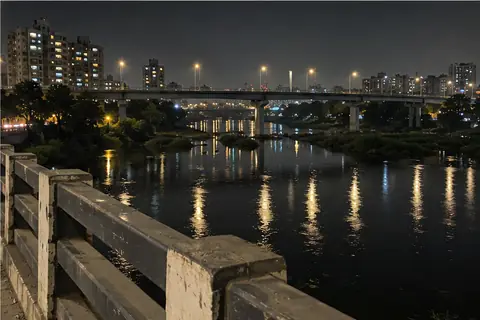 A bridge over the Mula-Mutha river in Pune at night
